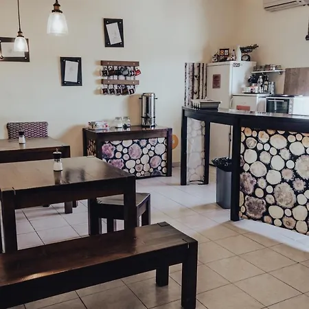 알바니아 호스텔 *